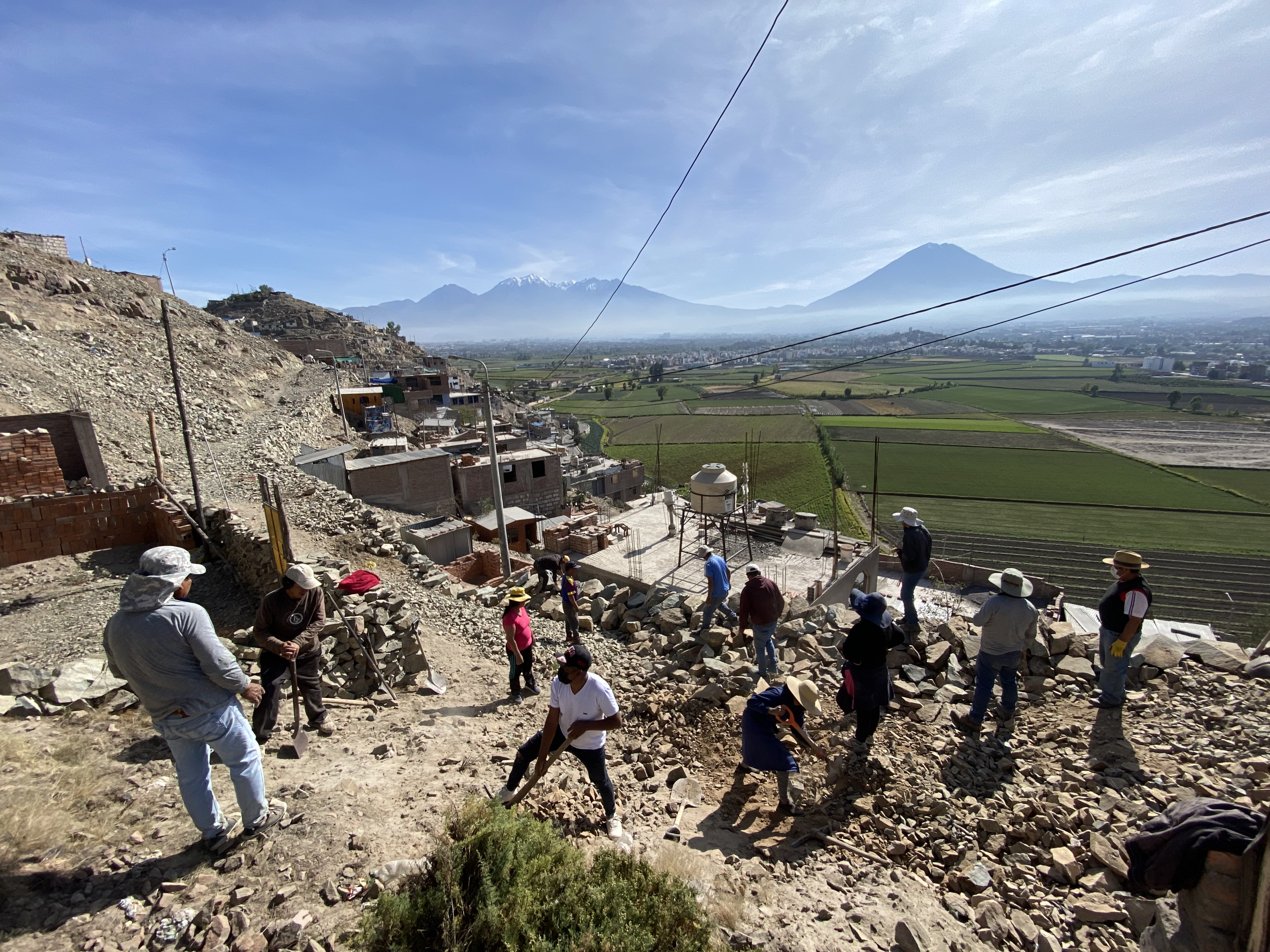 Hybrid Constellations in Practise: Sundays “faenas” in Arequipa